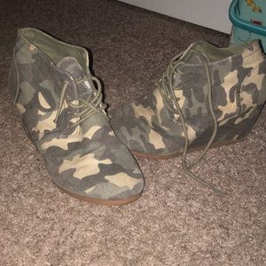 Camo wedges